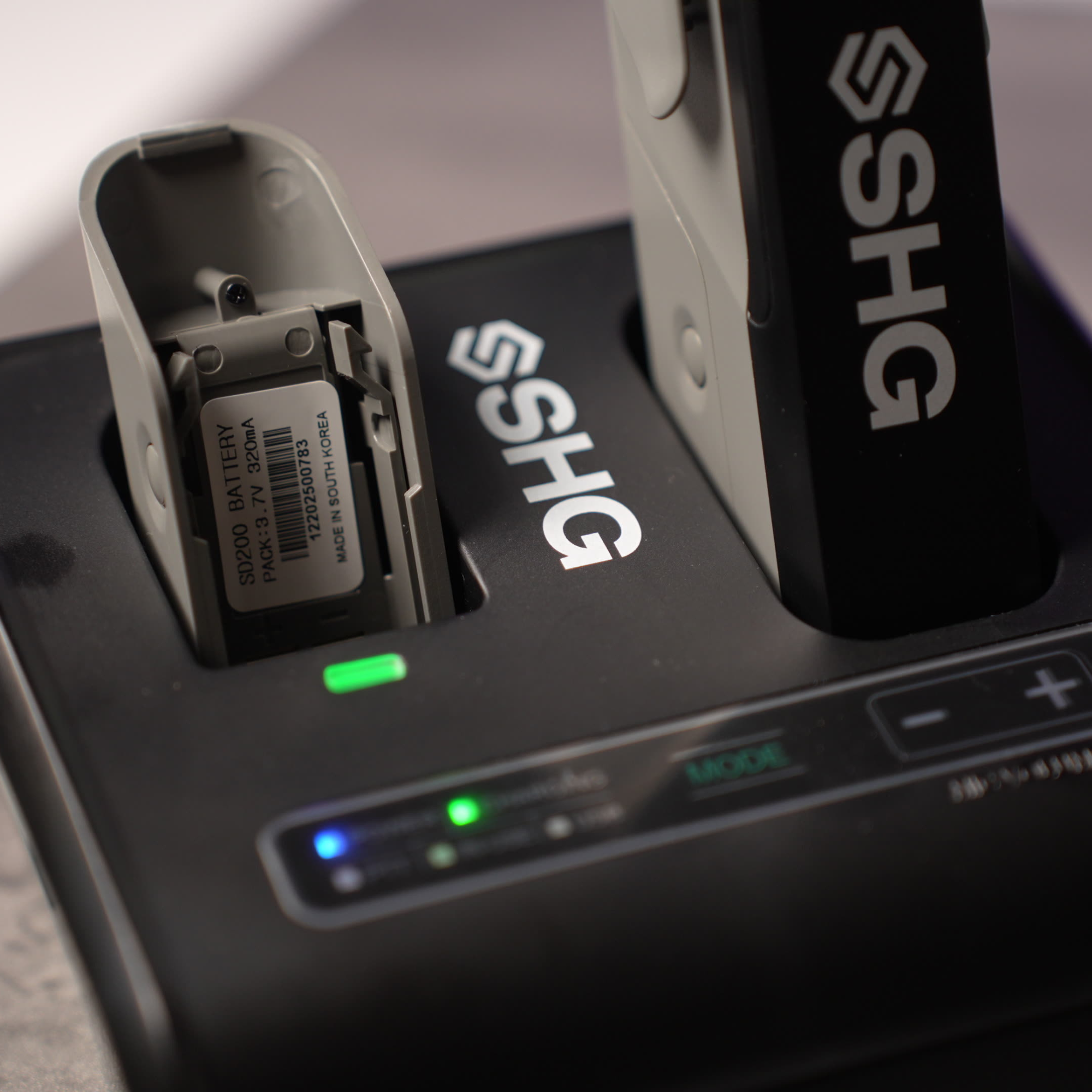 shg s d200 close up of charging base with ptt and spare battery