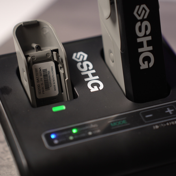 shg s d200 close up of charging base with ptt and spare battery